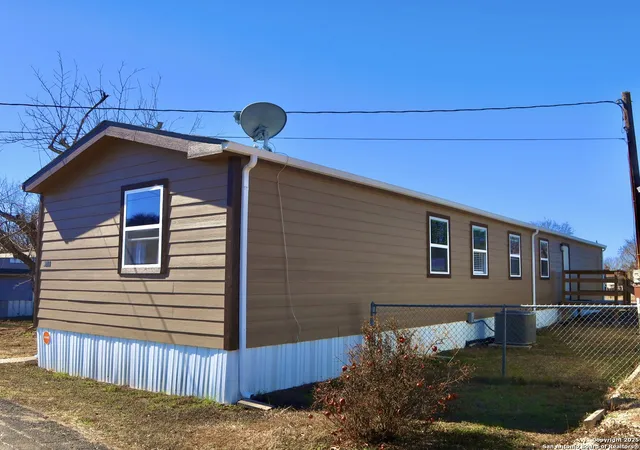 Photo 3 of Manufactured home for sale at 6111 Pioneer Rdg, San Antonio, TX 78245 | MLS# 1855961 | Listing updated on 2026-05-11