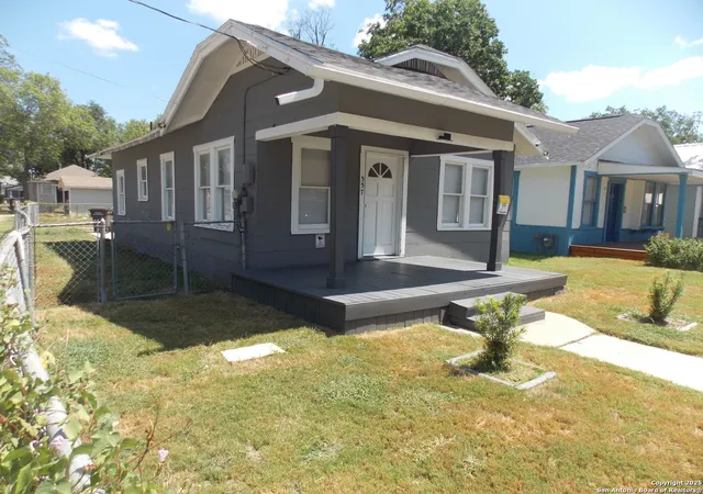 Photo 3 of Sale Pending at 557 Barrett, San Antonio, TX 78225 | MLS# 1855982 | Listing updated on 2025-09-11