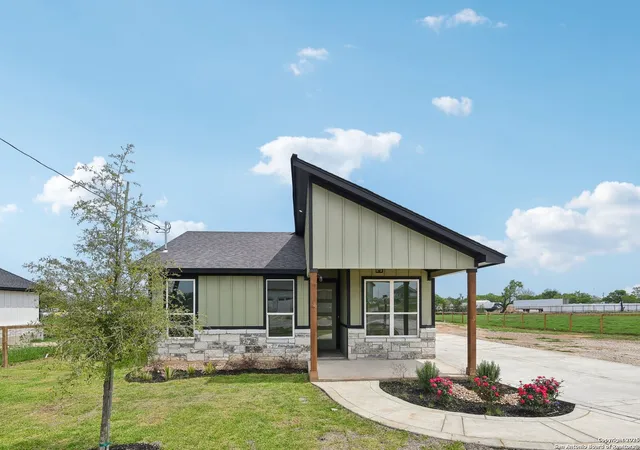 Photo 2 of Single family home for sale at 16924 Rancho Escondido, Atascosa, TX 78002 | MLS# 1856058 | Listing updated on 2025-10-21