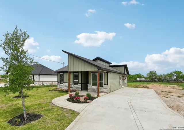 Photo 4 of Single family home for sale at 16924 Rancho Escondido, Atascosa, TX 78002 | MLS# 1856058 | Listing updated on 2025-10-21