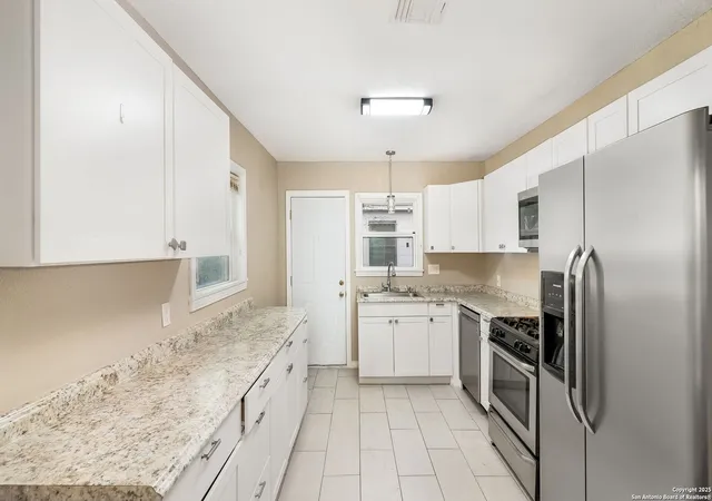 Photo 4 of Sale Pending at 1502 Beacon Ave, San Antonio, TX 78212 | MLS# 1856166 | Listing updated on 2025-09-14