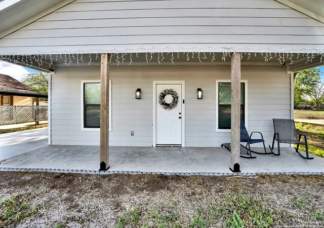 Photo 1 of Single family home for sale at 1121 Avenue K, Hondo, TX 78861 | MLS# 1856576 | Listing updated on 2025-09-01