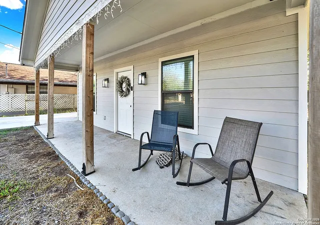 Photo 2 of Single family home for sale at 1121 Avenue K, Hondo, TX 78861 | MLS# 1856576 | Listing updated on 2025-09-01