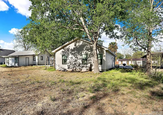 Photo 3 of Single family home for sale at 1121 Avenue K, Hondo, TX 78861 | MLS# 1856576 | Listing updated on 2025-09-01
