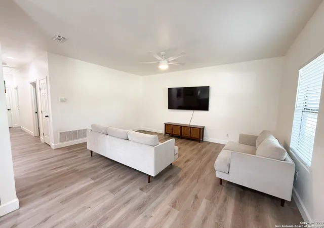 Photo 3 of Single family home for sale at 1121 Avenue K, Hondo, TX 78861 | MLS# 1856576 | Listing updated on 2025-09-01