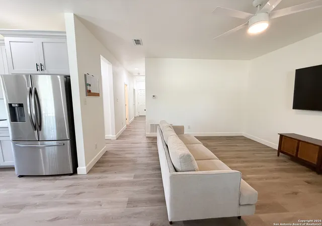 Photo 4 of Single family home for sale at 1121 Avenue K, Hondo, TX 78861 | MLS# 1856576 | Listing updated on 2025-09-01