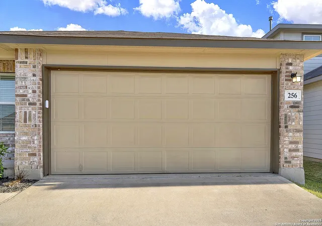 Photo 4 of Sale Pending at 256 Middle Green Loop, Floresville, TX 78114 | MLS# 1857340 | Listing updated on 2025-12-16