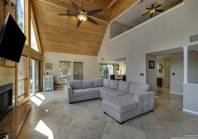 Photo 2 of Single family home for sale at 471 Edge Hill, Canyon Lake, TX 78133 | MLS# 1857717 | Listing updated on 2026-01-06