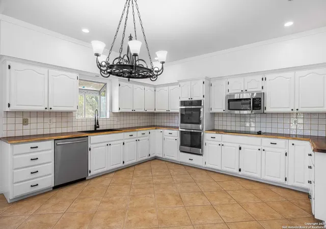 Photo 3 of Manufactured home for sale at 144 St Andrews Loop E, Kerrville, TX 78028 | MLS# 1857802 | Listing updated on 2025-11-08