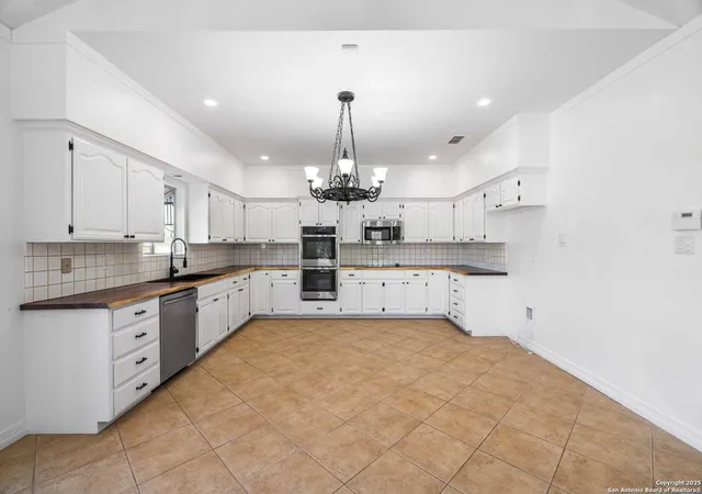 Photo 3 of Manufactured home for sale at 144 St Andrews Loop E, Kerrville, TX 78028 | MLS# 1857802 | Listing updated on 2025-11-08