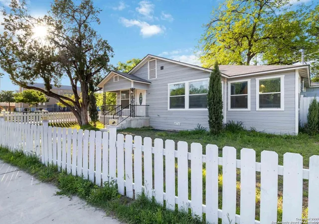 Photo 4 of Multi family home for sale at 139 Hansford St, San Antonio, TX 78210 | MLS# 1857818 | Listing updated on 2025-08-23