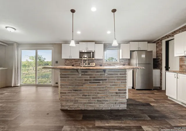 4th image of 985 Lobo, Hondo, TX 78861 | MLS# 1857994