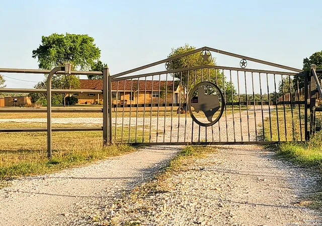 1st image of 601 Rohlf, Seguin, TX 78155 | MLS# 1858121