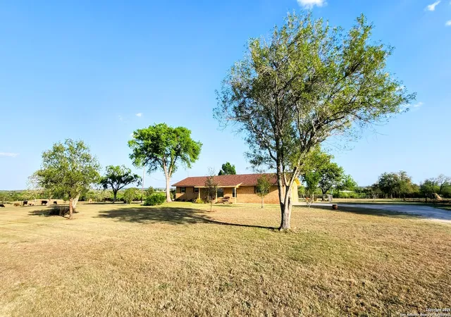 3rd image of 601 Rohlf, Seguin, TX 78155 | MLS# 1858121
