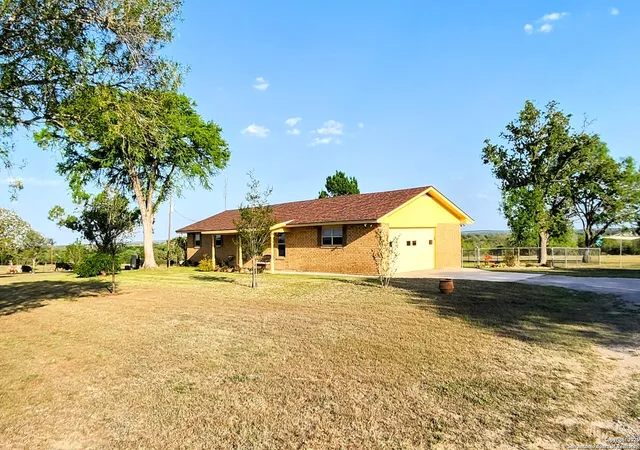 4th image of 601 Rohlf, Seguin, TX 78155 | MLS# 1858121