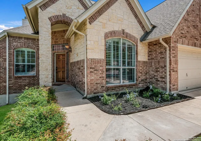 Photo 2 of Sale Pending at 24046 Waterhole Ln, San Antonio, TX 78261 | MLS# 1858575 | Listing updated on 2025-11-28