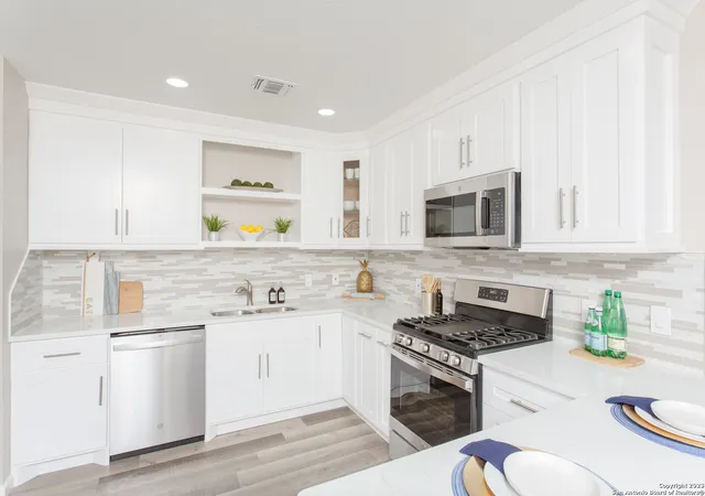 Photo 3 of Sale Pending at 1531 Burnet, San Antonio, TX 78202 | MLS# 1858582 | Listing updated on 2025-10-21