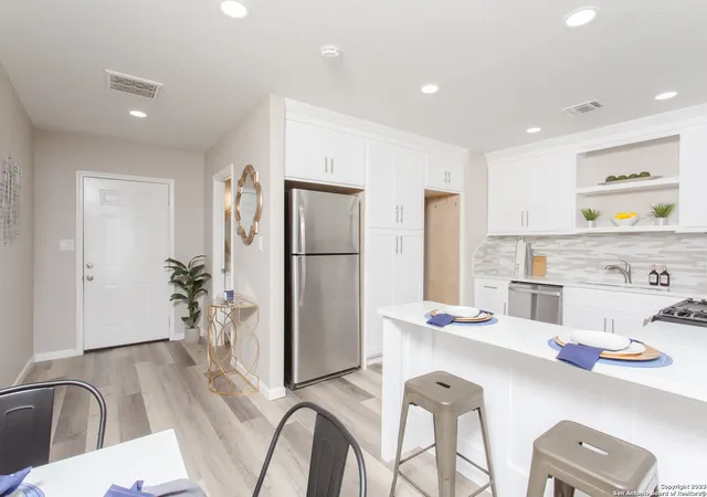 Photo 4 of Sale Pending at 1531 Burnet, San Antonio, TX 78202 | MLS# 1858582 | Listing updated on 2025-10-21