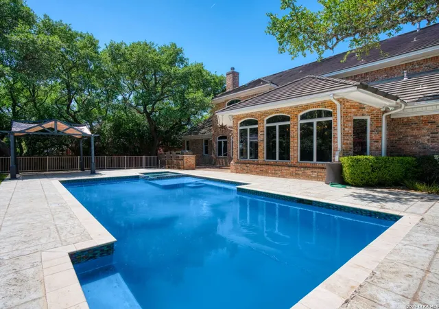 Photo 3 of Sale Pending at 26 Palace Pl, San Antonio, TX 78248 | MLS# 1858930 | Listing updated on 2026-03-17