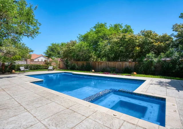 Photo 3 of Sale Pending at 26 Palace Pl, San Antonio, TX 78248 | MLS# 1858930 | Listing updated on 2026-03-17