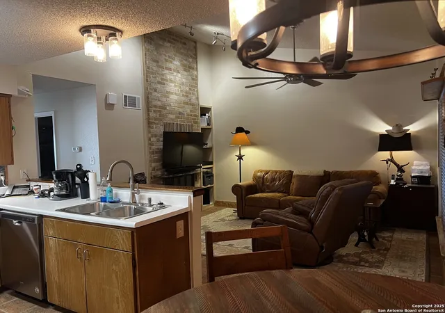 Listing Photo 4 - Condo for sale in building located at 28 Oak Villa, Canyon Lake, TX 78133 - Unit # D-2