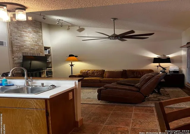 Listing Photo 5 - Condo for sale in building located at 28 Oak Villa, Canyon Lake, TX 78133 - Unit # D-2