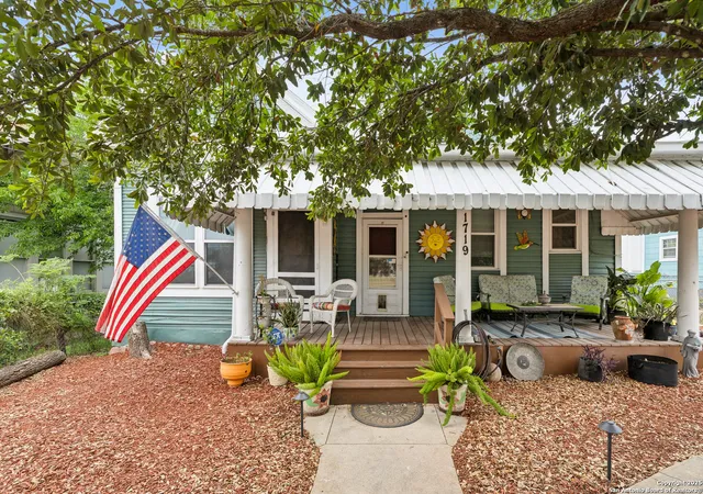Photo 4 of Sale Pending at 1719 Interstate 35, San Antonio, TX 78208 | MLS# 1859737 | Listing updated on 2025-12-02