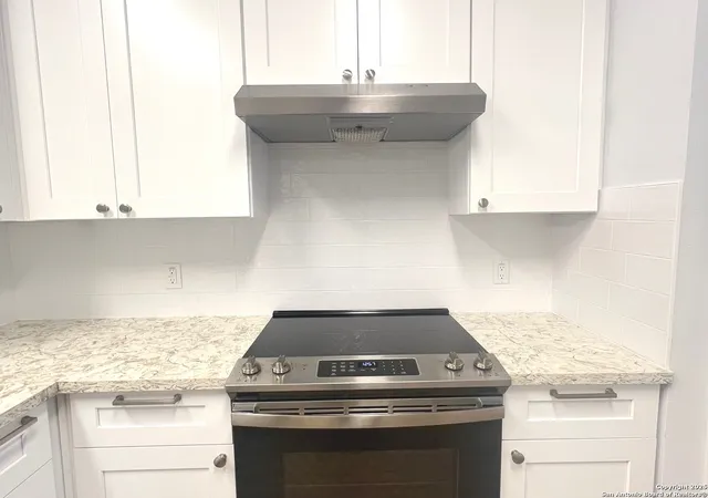 Photo 4 of Sale Pending at 9003 Meridian Oak Ln, Austin, TX 78744 | MLS# 1859873 | Listing updated on 2025-12-28