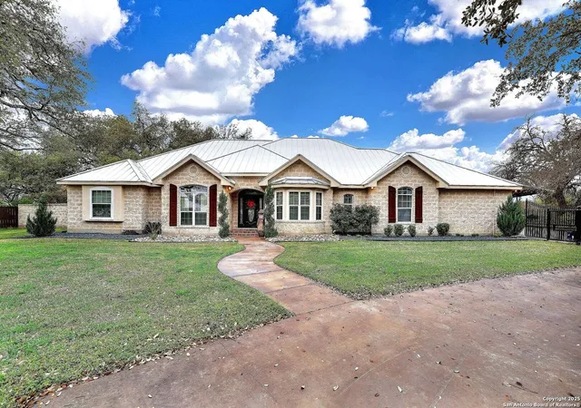 Photo 3 of Single family home for sale at 1409 Woodland Ct, Hondo, TX 78861 | MLS# 1859916 | Listing updated on 2025-12-26