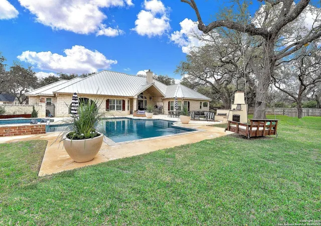 Photo 3 of Single family home for sale at 1409 Woodland Ct, Hondo, TX 78861 | MLS# 1859916 | Listing updated on 2025-12-26