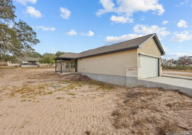 Photo 4 of Single family home for sale at 25 Broken Star Trail, Poteet, TX 78065 | MLS# 1860050 | Listing updated on 2025-11-04
