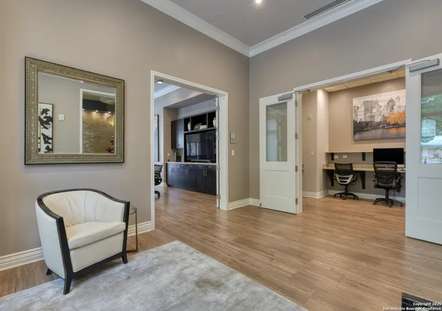 2nd image of 215 N Ctr St, San Antonio, TX 78202