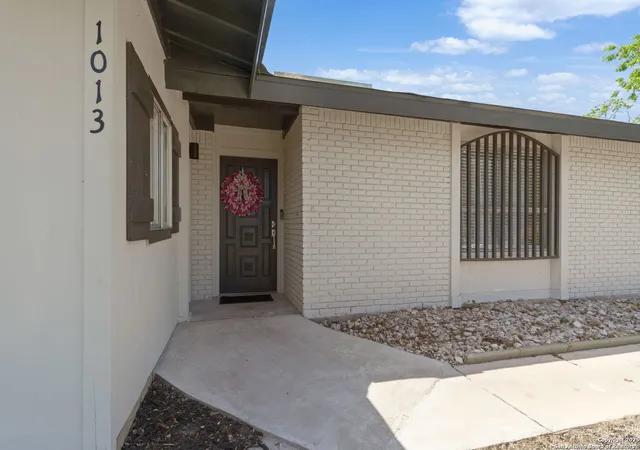 Photo 3 of Single family home for sale at 1013 North Blvd, Universal City, TX 78148 | MLS# 1860241 | Listing updated on 2025-10-21