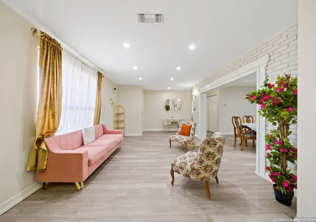 Photo 4 of Single family home for sale at 1013 North Blvd, Universal City, TX 78148 | MLS# 1860241 | Listing updated on 2025-10-21