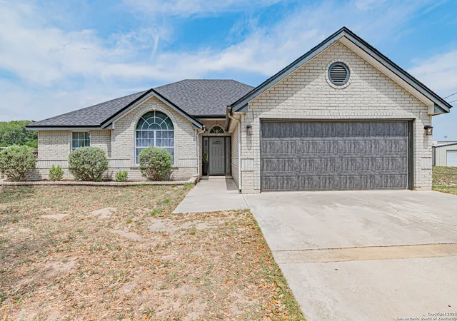 Photo 2 of Sale Pending at 433 Bear Gdns, La Vernia, TX 78121 | MLS# 1860296 | Listing updated on 2025-10-18