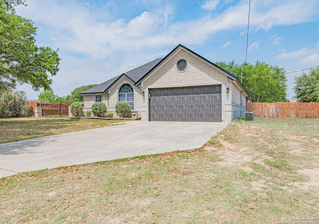 Photo 3 of Sale Pending at 433 Bear Gdns, La Vernia, TX 78121 | MLS# 1860296 | Listing updated on 2025-10-18