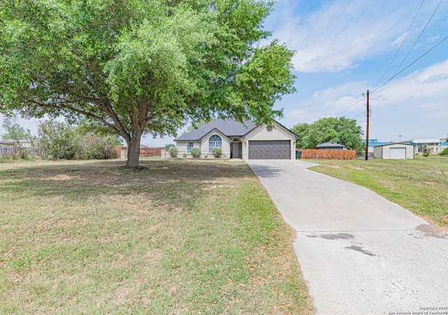 Photo 3 of Sale Pending at 433 Bear Gdns, La Vernia, TX 78121 | MLS# 1860296 | Listing updated on 2025-10-18