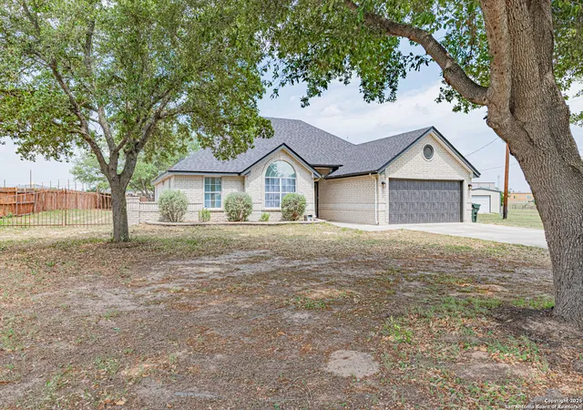 Photo 4 of Sale Pending at 433 Bear Gdns, La Vernia, TX 78121 | MLS# 1860296 | Listing updated on 2025-10-18