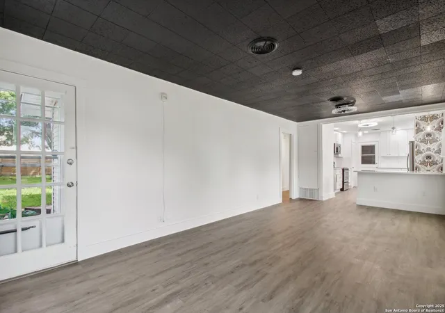 Photo 3 of Single family home for sale at 542 Williamsburg, San Antonio, TX 78201 | MLS# 1860331 | Listing updated on 2025-06-24