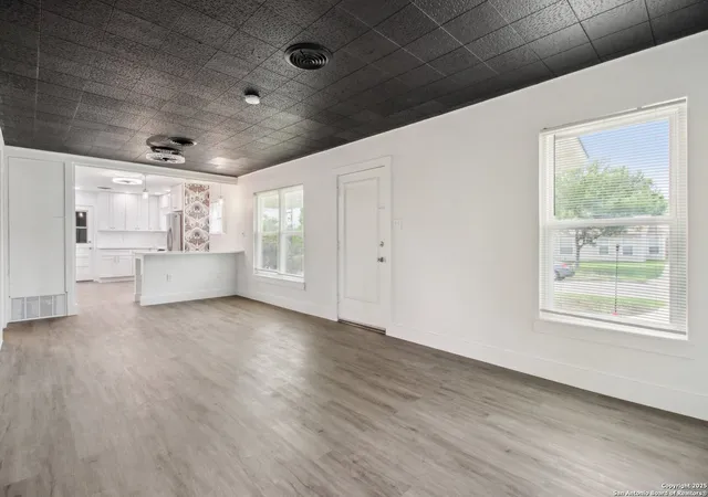 Photo 4 of Single family home for sale at 542 Williamsburg, San Antonio, TX 78201 | MLS# 1860331 | Listing updated on 2025-06-24