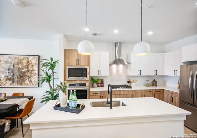 Photo 2 of Sale Pending at 719 E Locust St #1106, San Antonio, TX 78212 | MLS# 1860387 | Listing updated on 2025-11-01