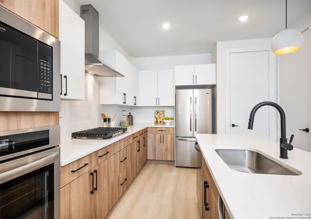 Photo 3 of Sale Pending at 719 E Locust St #1106, San Antonio, TX 78212 | MLS# 1860387 | Listing updated on 2025-11-01
