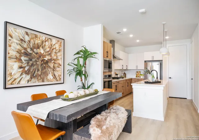 Photo 4 of Sale Pending at 719 E Locust St #1106, San Antonio, TX 78212 | MLS# 1860387 | Listing updated on 2025-11-01