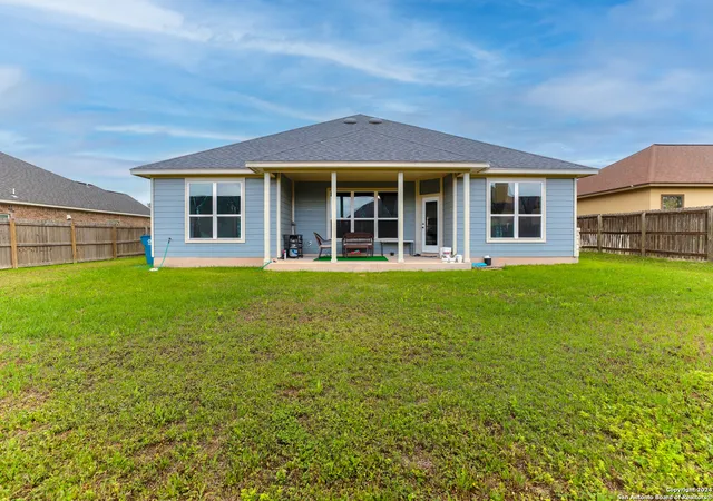 2nd image of 104 Fairway Dr, Floresville, TX 78114 | MLS# 1860468