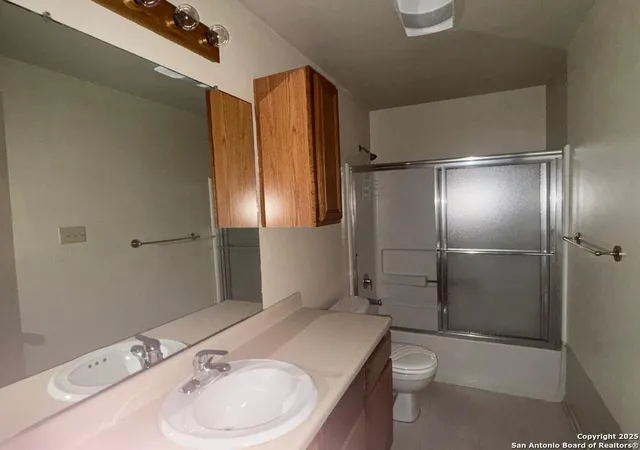 Listing Photo 5 - Condo for sale in building located at 823 Dallas, Pleasanton, TX 78064