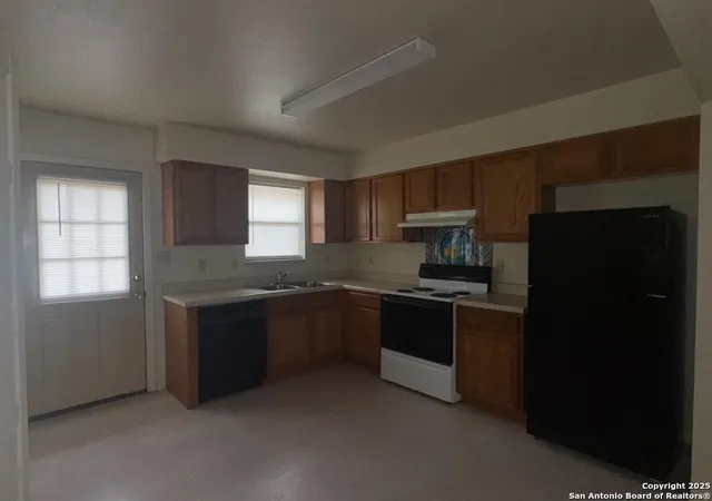 Photo 3 of Sale Pending at 823 Dallas, Pleasanton, TX 78064 | MLS# 1860754 | Listing updated on 2026-04-30