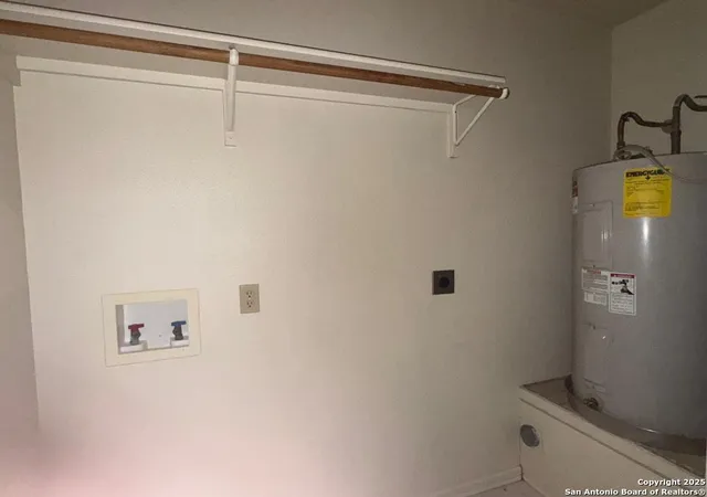 Listing Photo 4 - Condo for sale in building located at 823 Dallas, Pleasanton, TX 78064