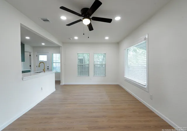 Photo 3 of Sale Pending at 1140 W Agarita Ave, San Antonio, TX 78201 | MLS# 1860814 | Listing updated on 2025-10-03