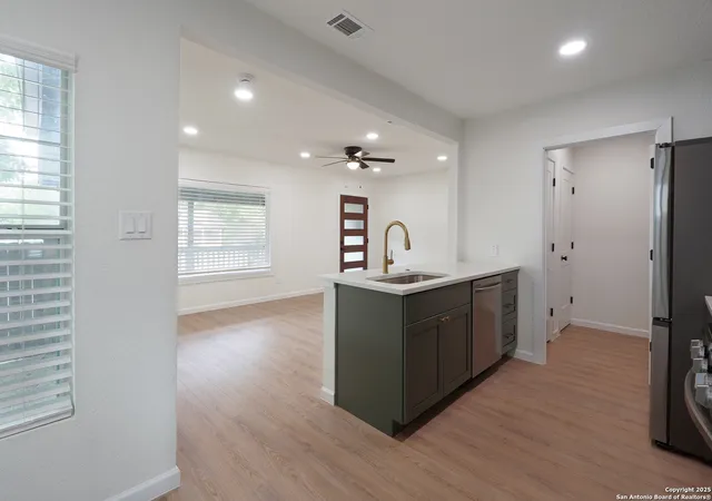 Photo 3 of Sale Pending at 1140 W Agarita Ave, San Antonio, TX 78201 | MLS# 1860814 | Listing updated on 2025-10-03