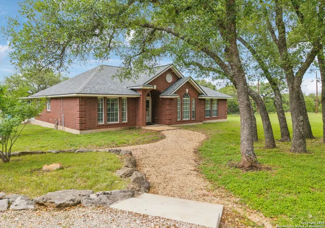 Photo 2 of Single family home for sale at 154 Elk Rdg, Canyon Lake, TX 78133 | MLS# 1861029 | Listing updated on 2025-08-28